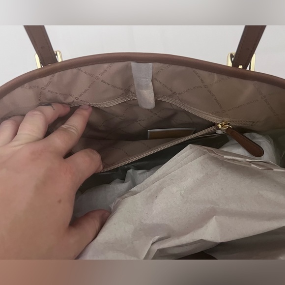 MICHAEL KORS Jet Set Medium Carryall Tote - Picture 6 of 8